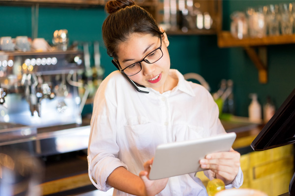 restaurant manager using ipad